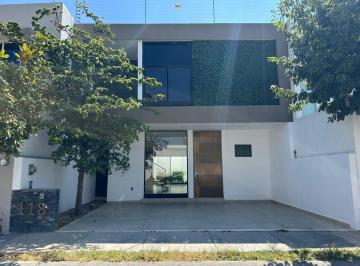Casa · 235m² · 2 Recámaras · 2 Estacionamientos · Casa en Punta del Este