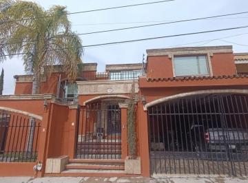 2b114391a7499ac8b5cee8a88f792255058104569b3b3b089d89d75c59543ae3 · Casa de Tres Niveles con Doble Terreno en Residencial Los Pinos