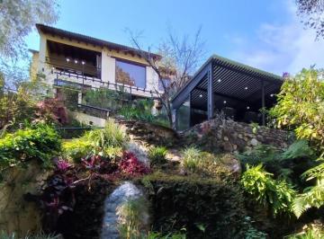 Casa en condominio · 580m² · 5 Recámaras · 3 Estacionamientos · Casa con Alberca, Vista Al Bosque y Al Río en Avándaro