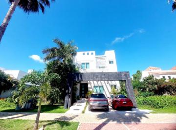 Casa · 630m² · 3 Recámaras · 2 Estacionamientos · Casa en Playa Magna