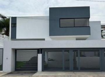 Casa · 456m² · 4 Recámaras · 3 Estacionamientos · Venta de Casa en Fraccionamiento Gran Jardín