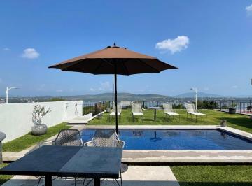 alberca privada · Casa con Vista Al Lago en Fraccionamiento con Seguridad, Alberquero y Jardinero
