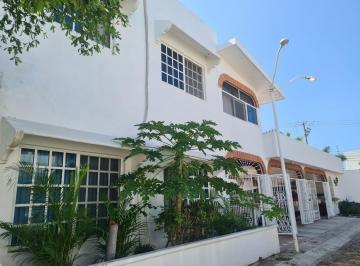 Casa en condominio de 5 habitaciones, Manzanillo · Casa Venta 5 Recamaras, Terraza, 3 Niveles en Coto, en Manzanillo, Colima.