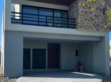 Casa de 3 habitaciones, Saltillo · Se Renta Bonita Casa en Fracc. Privado Al Norte de Saltillo Excelente Ubicacción