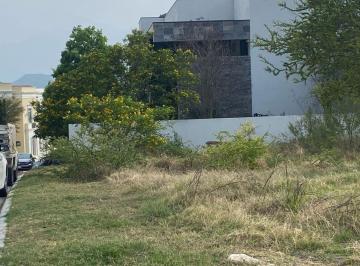 Terreno / Lote · 1318m² · Terreno en Venta en Esquina en Portal del Huajuco