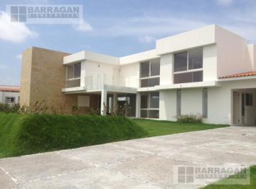 Casa · 480m² · 3 Recámaras · 3 Estacionamientos · Casa en Venta en Exclusivo Fraccionamiento El Campanario