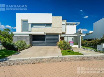 Casa · 463m² · 3 Recámaras · 2 Estacionamientos · Casa en Venta en con Excelente Acabados en El Campanario