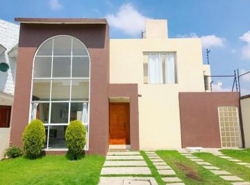 Casa · 300m² · 3 Recámaras · 2 Estacionamientos · Casa en Renta en La Virgen