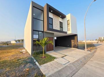 Casa · 208m² · 3 Recámaras · 2 Estacionamientos · Casa en Venta en Fraccionamiento Punto Lomas en La Riviera Veracruzana