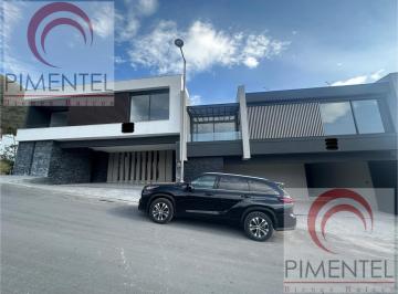 Casa · 410m² · 3 Recámaras · 3 Estacionamientos · Casa - Fraccionamiento Castaños del Vergel