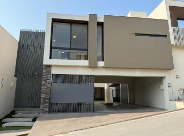 Casa de 3 habitaciones, Monterrey · Casa en Venta en Monterrey Zona Carretera Nacional
