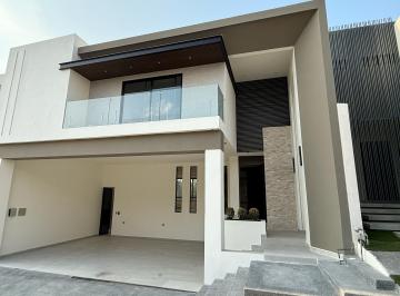 Casa de 4 habitaciones, Monterrey · Casa en Venta en Monterrey Zona Carretera Nacional