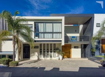 Casa en condominio · 398m² · 4 Recámaras · 4 Estacionamientos · Residencia en Venta Villa Verona