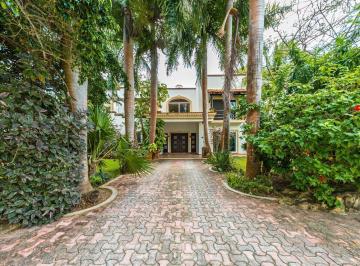 Casa · 636m² · 5 Recámaras · 2 Estacionamientos · Casa en Venta en Playa Paraiso