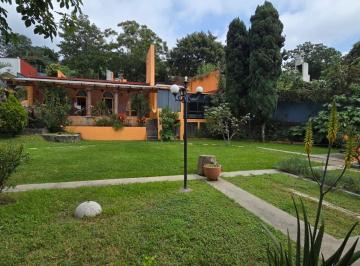 Casa · 1177m² · 6 Recámaras · 5 Estacionamientos · Renta de Casa en Rancho Cortés en Privada con Amplio Jardín.