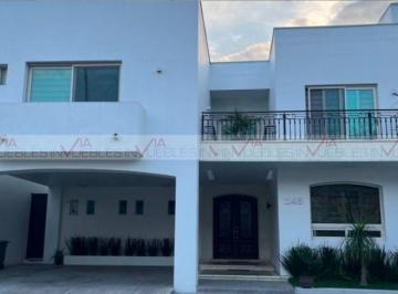 Casa · 574m² · 4 Recámaras · 2 Estacionamientos · Casa en Venta en Santiago