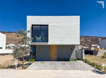 Casa en condominio · 240m² · 4 Recámaras · 3 Estacionamientos · Super Casa en Venta en El Eden Residencial