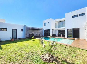 Casa · 3 Recámaras · 2 Estacionamientos · Casa en Playas del Conchal