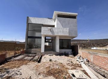 Casa · 360m² · 2 Recámaras · 3 Estacionamientos · Casa en Mayorazgos
