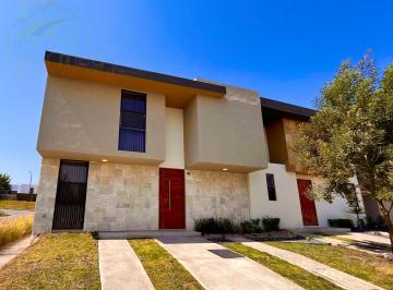 Casa · 160m² · 3 Recámaras · 2 Estacionamientos · Oportunidad! Casa Amplia en Venta en Zibata, Querétaro