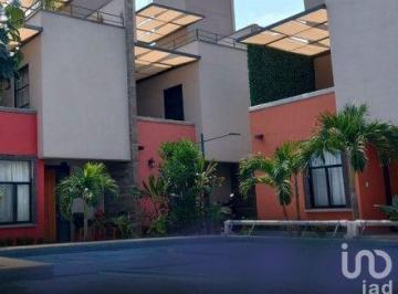 Casa · 102m² · 3 Recámaras · 1 Estacionamiento · Casa en Venta en Tlayacapan, Morelos