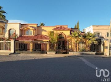 Casa · 405m² · 4 Recámaras · 3 Estacionamientos · Residencia de Lujo en Venta, Muy Amplia, Excelente Ubicación, Construcción y Acabados de Primera