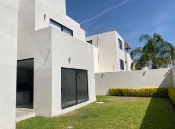 c8bb9612bb20ce760aff2f607f56be4aa6acc79bea0f2ffb4614047c110aef2d · Casa en Venta Gala Juriquilla, Queretaro. con Jardin, Cuarto de Servicio