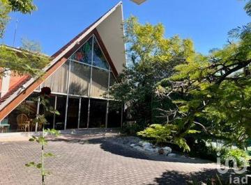Casa · 760m² · 10 Recámaras · 6 Estacionamientos · Renta Casa en Rancho Cortés Cuernavaca