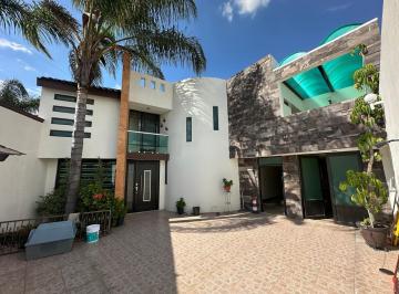 Casa · 303m² · 3 Recámaras · 5 Estacionamientos · Casa en Venta en La Maria
