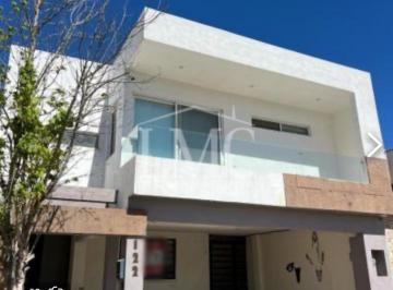 Casa de 3 habitaciones, Saltillo · Se Vende Bonita Casa en Fraccionamiento Privado Frente Area Verde en Saltillo