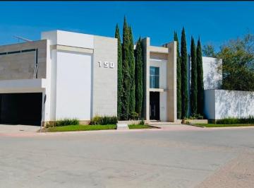 Casa de 4 habitaciones, Saltillo · Issa Vende Residencia Ubicada en Fracc. Versalles Al Norte de Saltillo Coah