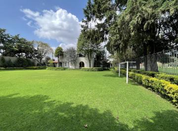 Casa en condominio · 1500m² · 3 Recámaras · 4 Estacionamientos · Residencia con Alberca y Vista Al Campo de Tiro en Metepec