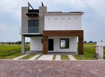 Casa en condominio · 288m² · 2 Recámaras · 4 Estacionamientos · Residencia Moderna de Estilo Californiano con Vista Al Lago en Metepec