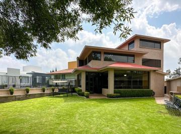 Casa · 449m² · 4 Recámaras · 8 Estacionamientos · Casa en Venta con Vista Al Hoyo 4 del Campo de Golf en Chiluca