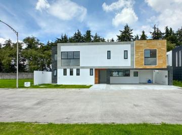 Casa en condominio · 487m² · 4 Recámaras · 2 Estacionamientos · Casa en Venta en Hacienda San Antonio Metepec con Habitación en Planta Baja