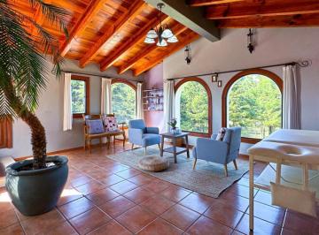 Casa en condominio · 566m² · 4 Recámaras · 6 Estacionamientos · Residencia en Venta en Valle de Zamarrero, con un Estilo Campiña Española