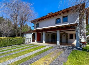 Casa en condominio · 566m² · 4 Recámaras · 6 Estacionamientos · Residencia en Venta en Valle de Zamarrero, con un Estilo Campiña Española