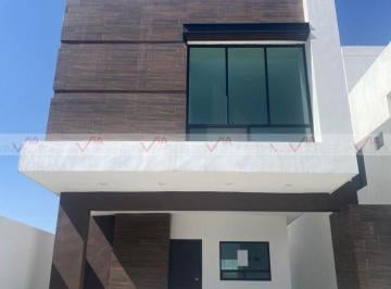 Casa · 240m² · 3 Recámaras · 2 Estacionamientos · Casa en Venta en La Montaña