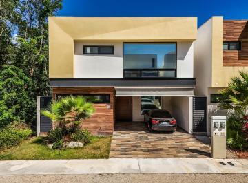 Villa · 312m² · 4 Recámaras · 2 Estacionamientos · En Venta: Casa Moderna en Residencial Valenia, Playa del Carmen