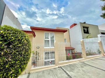 Casa de 3 habitaciones, Huixquilucan · Casa con Encanto Vintage y Gran Espacio ¡Perfecta Para Renovar!
