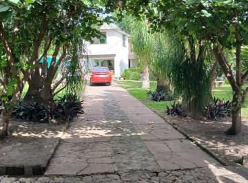 Casa · 250m² · 5 Recámaras · 1 Estacionamiento · Casa con Jardín en El Centro de Xochitepec