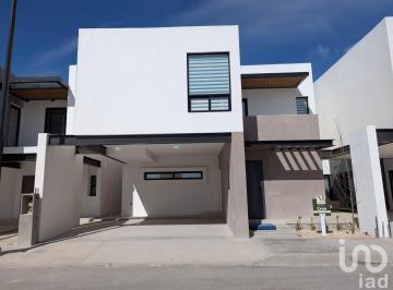 Casa · 232m² · 3 Recámaras · 2 Estacionamientos · Casa con Casa Club en Venta Zona Ejercito y Torres