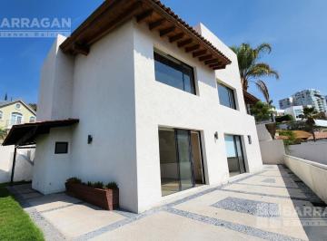 Casa · 500m² · 3 Recámaras · 3 Estacionamientos · Residencia en Venta Pedregal de Querétaro
