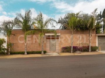 Casa · 210m² · 6 Recámaras · 5 Estacionamientos · Venta de Casa en Tequisquiapan