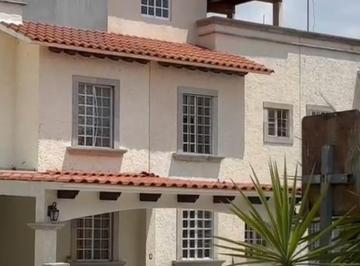 Casa en condominio de 1 habitación, Celaya · Vendo en Fracc Cantera con Roof Casa de 3 Plantas Impec<ble