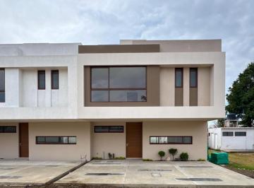 Casa en condominio · 206m² · 3 Recámaras · 3 Estacionamientos · Casa en Venta en Metepec a un Costado del Parque Bicentenario con Diseño Moderno