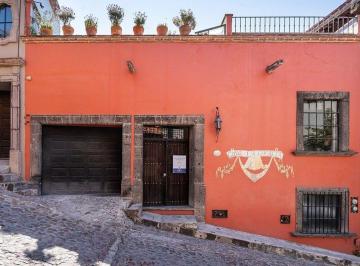 4acf7541038fd6d0a0022ac6e04a403c19ff373183d0ff7b337662bbb538b0f2 · Casa con Casita en Venta en San Miguel de Allende – Rooftop y Cerca del Centro