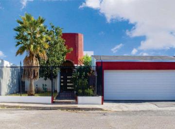 Casa · 770m² · 4 Recámaras · 6 Estacionamientos · Se Vende Casa en Fraccionamiento Campestre Las Carolinas con Alberca