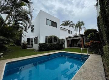 Casa en condominio · 304m² · 4 Recámaras · 2 Estacionamientos · Casa de 4 Recámaras con Alberca en Condominio con Seguridad en Amatitlán