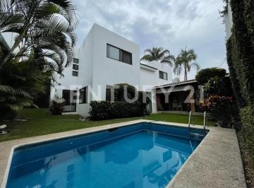Departamento · 304m² · 4 Recámaras · 2 Estacionamientos · Casa de 4 Recámaras con Alberca en Condominio con Seguridad en Amatitlán